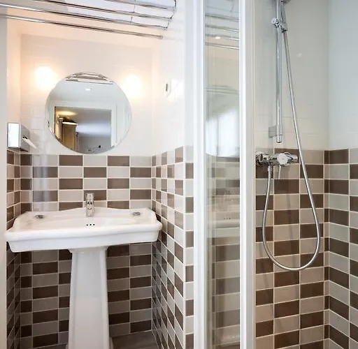 オテル デ 3 プッサン パリ